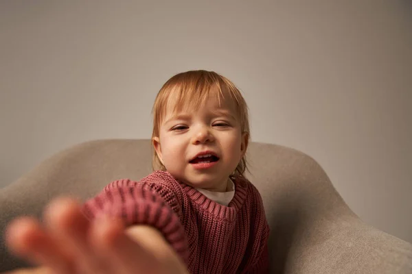Selfie Niedliches Baby Mädchen Kleinkind Erkundet Kleines Kind Lässiger Kleidung — Stockfoto