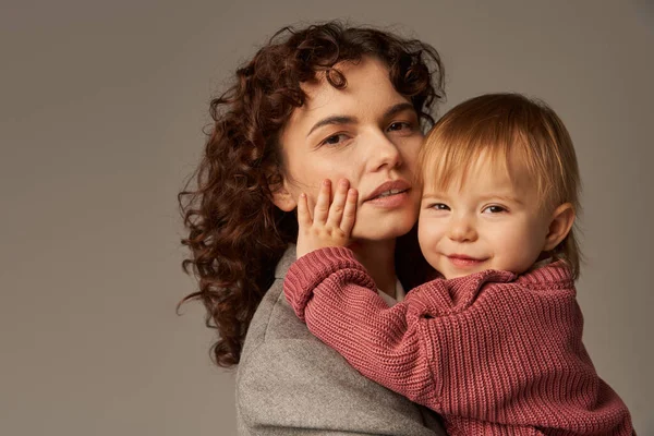 Working Mother Parenting Career Curly Businesswoman Embracing Cute Toddler Daughter — Stock Photo, Image