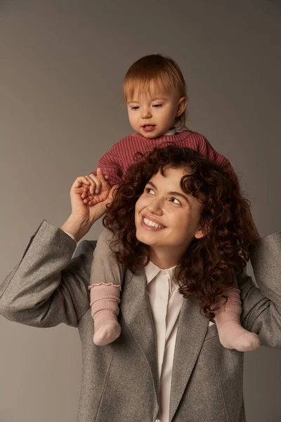 肩上子女 工作生活平衡 快乐的工作母亲 灰色背景的妇女和幸福的女儿 工作生活和谐的概念 爱的母亲 高质量的家庭时间 — 图库照片