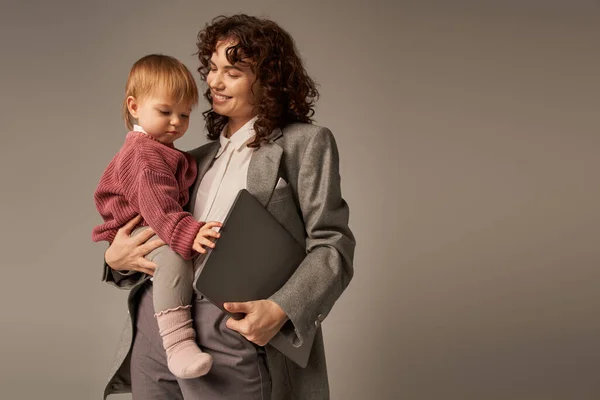 Profesionální Aspirace Moderní Rodičovství Harmonie Pracovního Života Veselá Pracující Matka — Stock fotografie