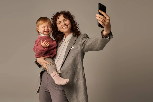 현대의 일하는 능력있는 스마트폰으로 셀카를 배경의 고행복 — 스톡 사진
