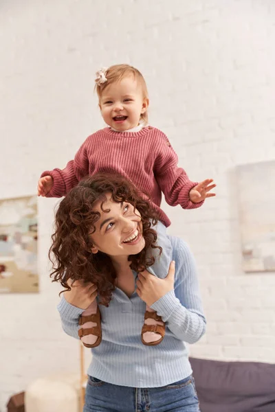 高质量的时间 工作与生活的和谐 快乐的女人 肩上抱着兴奋的女婴 平衡的生活方式 妈妈女儿的时间 一起玩乐 爱母亲 — 图库照片
