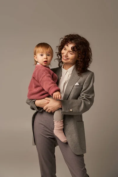 Karriere Und Familie Glückliche Junge Frau Mit Baby Arm Spagat — Stockfoto
