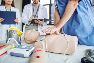 Paramediklerin kalp masajı uygulamalarına kısmi bakış açısı defibrilatör, boyun desteği ve not defterli öğrenciler, hayat kurtarma becerileri elle öğrenme konsepti