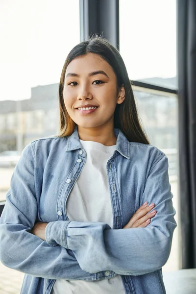 时尚而快乐的亚洲黑发女人 穿着牛仔衬衫 手挽手 看着当代办公室的相机 成功的年轻人 职业发展 现代生活方式 — 图库照片