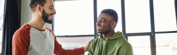 在现代办公室里与非洲裔美国同事 年轻的成功企业家 支持与合作 横幅的商人们欢欢喜喜地擦肩而过 — 图库照片