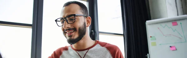 Retrato Gerente Barbudo Joven Feliz Gafas Que Trabajan Oficina Moderna — Foto de Stock