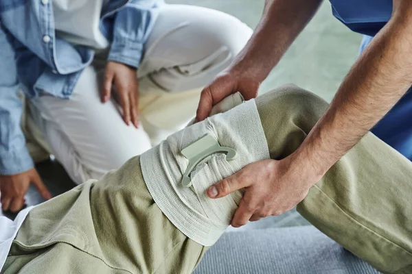 Tıbbi Eğitim Ilk Yardım Teknikleri Sağlık Çalışanının Kadınların Bacağına Bastırılmış — Stok fotoğraf