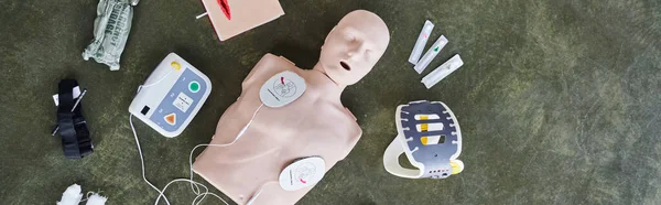 Ovanifrån Automatisk Extern Defibrillator Nackstöd Sprutor Kompressionstryck Och Bandage Nära — Stockfoto