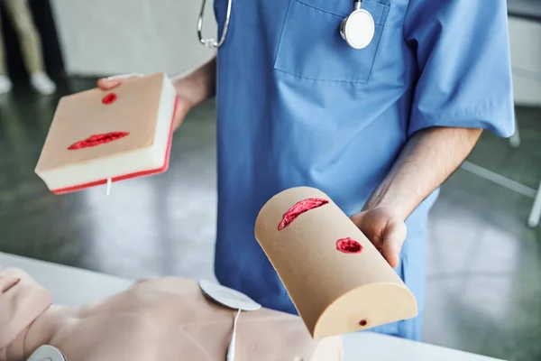 Vista Parcial Del Instructor Médico Mostrando Simuladores Cuidado Heridas Mientras — Foto de Stock
