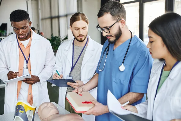 Professionell Paramedic Visar Sårvård Simulator För Olika Grupper Interracial Studenter — Stockfoto