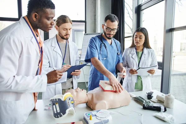 Professionell Paramedisk Tamponering Sår Simulator Nära Unga Multietniska Studenter Vita — Stockfoto