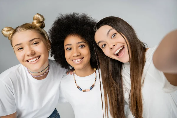 Podekscytowane Wesołe Nastolatki Białych Koszulkach Patrzące Kamerę Przytulające Się Podczas — Zdjęcie stockowe