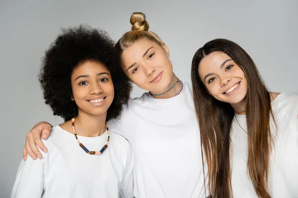 Portret Blondynki Nastolatki Przytulającej Uśmiechniętych Wielonarodowych Przyjaciół Białych Koszulkach Patrzącej — Zdjęcie stockowe