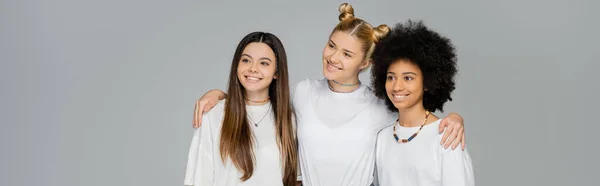 Chica Adolescente Rubia Positiva Camiseta Blanca Abrazando Las Novias Interracial —  Fotos de Stock