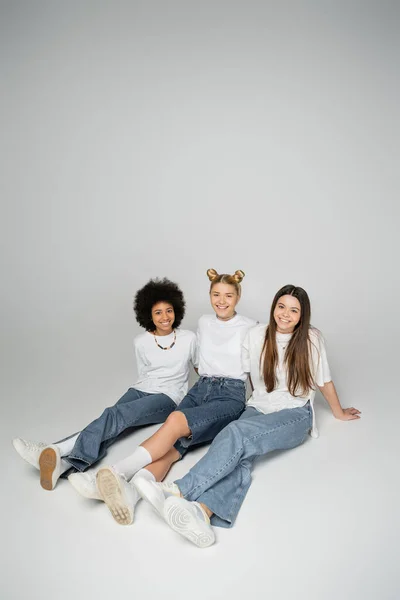 Alegre Multiétnico Adolescentes Novias Jeans Moda Camisetas Blancas Mirando Cámara — Foto de Stock