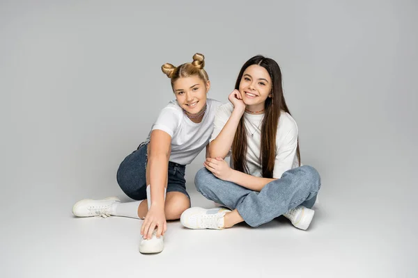 Positive Brünette Und Blonde Teenager Mädchen Weißen Shirts Jeans Jeanshorts — Stockfoto