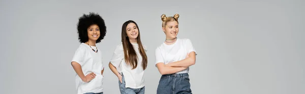 Joyful Multiétnicas Novias Adolescentes Camisetas Blancas Posando Mirando Cámara Mientras — Foto de Stock