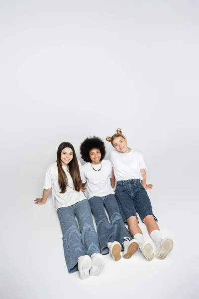 Magas Látószögű Kilátás Pozitív Többnemzetiségű Tinédzser Barátok Fehér Pólók Farmer — Stock Fotó