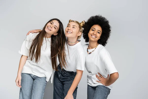 Namoradas Adolescentes Multiétnicas Jeans Camisetas Brancas Casuais Posando Abraçar Ficar — Fotografia de Stock