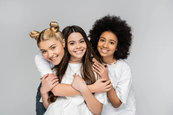 Portret Pozytywnych Międzyrasowych Nastolatek Białych Shirtach Przytulających Brunetkę Patrzących Odizolowaną — Zdjęcie stockowe