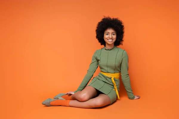 Χαρούμενη Και Έφηβη Αφροαμερικανή Κοπέλα Μοντέρνο Πράσινο Φόρεμα Χαμογελώντας Στην — Φωτογραφία Αρχείου