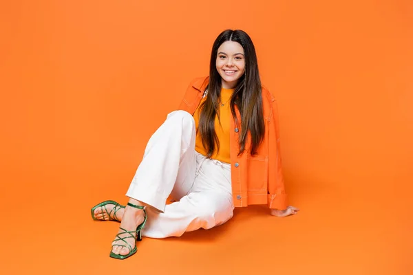 Modisches Und Lächelndes Brünettes Teenager Mädchen High Heels Und Jeansjacke — Stockfoto