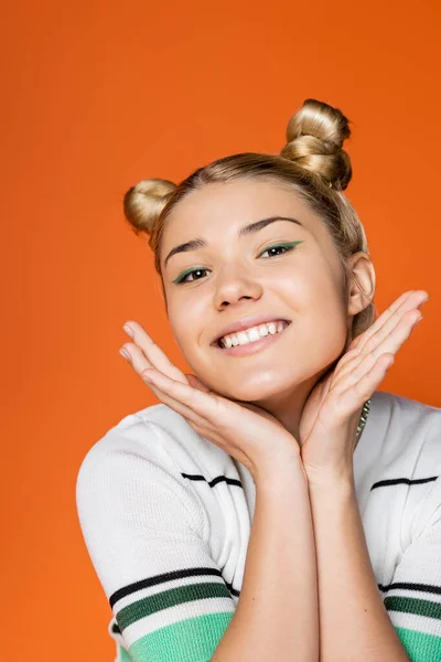 Portret Pozytywnej Nastolatki Blondynki Fryzurą Śmiałym Makijażem Trzymającej Się Ręce — Zdjęcie stockowe