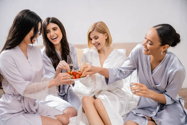 Aardbeien Champagne Gelukkige Vier Vrouwen Bruidsfeest Interraciale Vriendinnen Die Plezier — Stockfoto