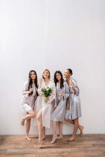 Svatební Sprcha Multikulturní Ženy Držící Sklenice Šampaňským Nevěsta Kyticí Ukazující — Stock fotografie