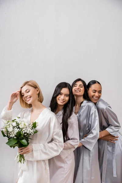 긍정적 신부와 들러리 꽃다발을 즐거운 인종간 친구들 여인들 인종적 다양성 — 스톡 사진