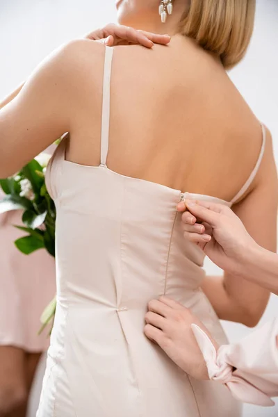 Preparações Casamento Dama Honra Zipping Vestido Casamento Branco Noiva Jovem — Fotografia de Stock