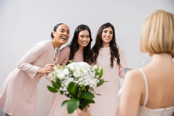 Svatební Přípravy Veselé Multikulturní Družičky Šampaňským Při Pohledu Blond Nevěstu — Stock fotografie