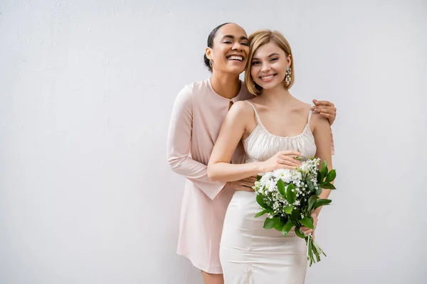 Brautdusche Glückliche Braut Mit Brautjungfer Fröhliche Gemischtrassige Frauen Hochzeitskleid Und — Stockfoto