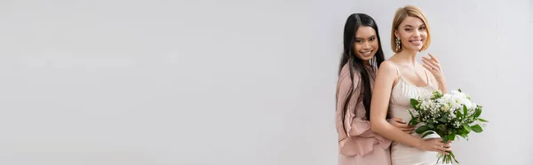 아름다운 신부를 껴안는 우정의 긍정적 현수막 — 스톡 사진