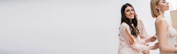 Παράνυμφος Καθήκον Ευτυχισμένη Γυναίκα Zipping Λευκό Νυφικό Της Νεαρής Ξανθιάς — Φωτογραφία Αρχείου