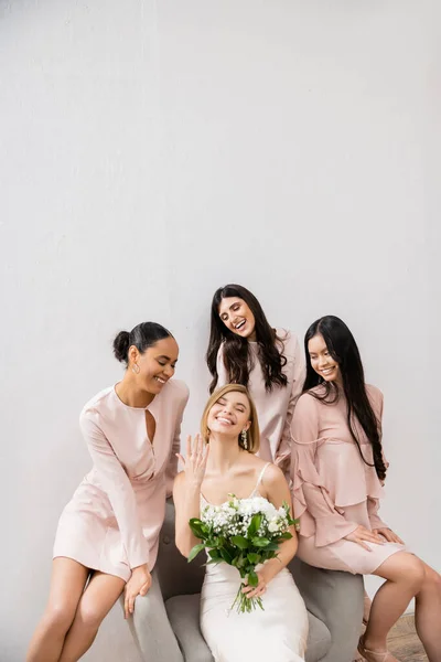 Φωτογραφία Γάμου Ποικιλομορφία Τέσσερις Γυναίκες Χαρούμενη Νύφη Μπουκέτο Που Δείχνει — Φωτογραφία Αρχείου