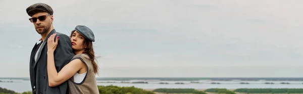 Стильна Брюнетка Жилеті Вінтажному Вбранні Приймає Хлопця Піджаку Сонцезахисних Окулярах — стокове фото