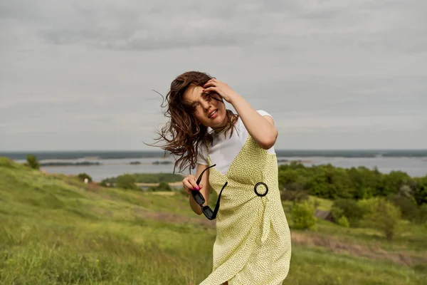 Positieve Brunette Vrouw Trendy Sundress Met Een Zonnebril Aanraken Van — Stockfoto