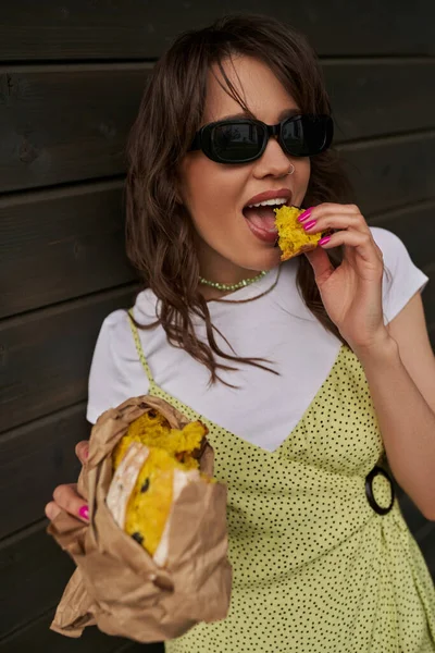 Ritratto Donna Bruna Elegante Occhiali Sole Abito Estivo Mangiare Panino — Foto Stock