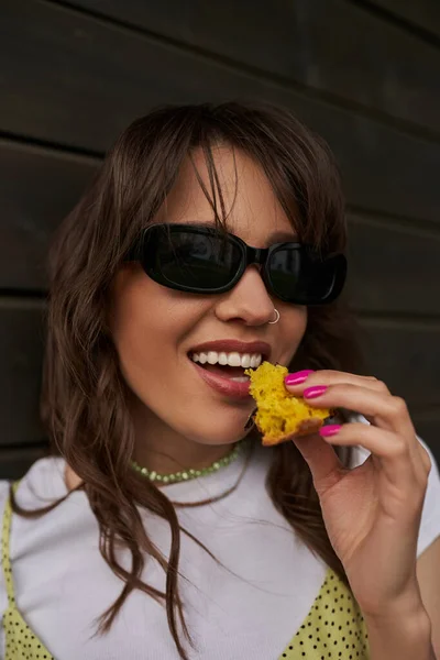 Retrato Mujer Morena Gafas Sol Con Estilo Traje Verano Comiendo — Foto de Stock