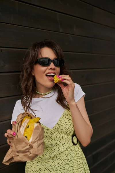 Веселая Брюнетка Стильная Женщина Летнем Наряде Солнцезащитных Очках Едят Свежую — стоковое фото