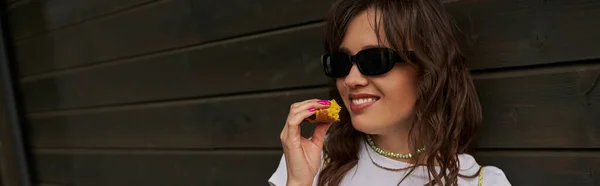 Veselá Brunetka Žena Slunečních Brýlích Letní Oblečení Drží Čerstvou Chutnou — Stock fotografie