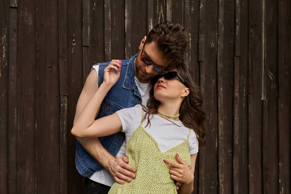 Fashionable Romantic Couple Sunglasses Summer Outfits Hugging While Standing Wooden — Stock Photo, Image