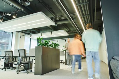 Modern mobilyalar, yeşil doğal bitkiler ve yüksek teknoloji iç mekan, hareket, dinamik iş konsepti ile çağdaş ve geniş çalışma ofisinde yürüyen iş adamlarının hareket bulanıklığı