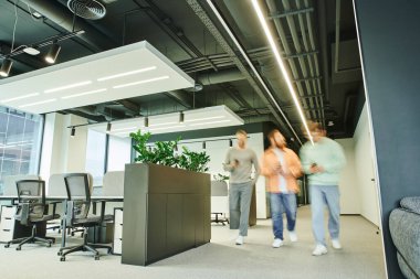 bir grup yaratıcı iş ortağı modern ve geniş bir alanda yüksek teknolojili iç mekan, çağdaş mobilyalar ve yeşil doğal bitkiler, hareket, uzun süre maruz kalma