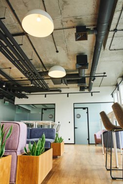 Modern çalışma ofisinde bekleme alanı, yumuşak ve rahat kanepe, yüksek masa ve sandalyeler, yeşil ve doğal dekoratif bitkiler, yüksek teknoloji iç mekan, çalışma alanı organizasyonu konsepti