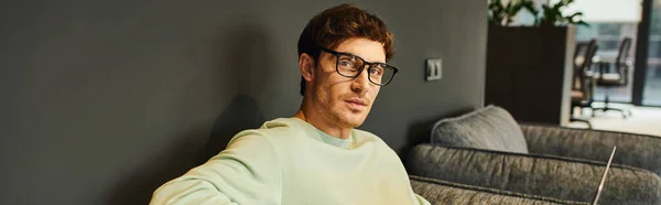 Porträtt Snygg Affärsman Casual Kläder Och Glasögon Tittar Kameran Modern — Stockfoto