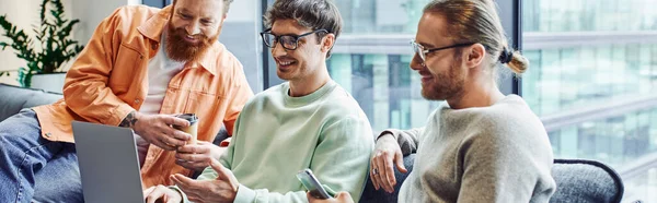 Sonriente Hombre Negocios Barbudo Dando Bebida Para Llevar Colega Con — Foto de Stock