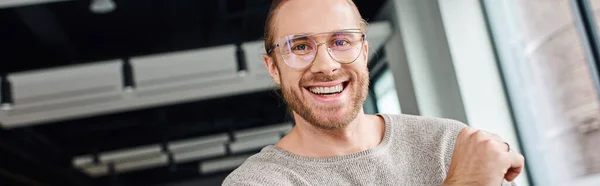Headshot Profissional Empresário Sucesso Óculos Elegantes Roupas Casuais Sorrindo Olhando — Fotografia de Stock